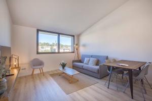 sala de estar con sofá y mesa en Flateli - Exclusivo Plaça Catalunya 4-1, en Girona