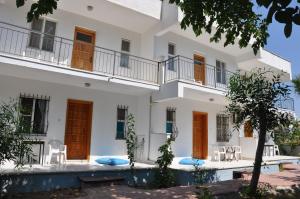 um edifício com uma piscina em frente em Mursel Garden Hotel em Kusadasi