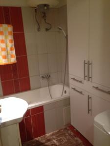 uma casa de banho com uma banheira, um chuveiro e um lavatório. em Pauler19 Apartement em Budapeste