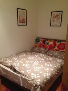 a small bed in a room with flowers on it at Pauler19 Apartement in Budapest