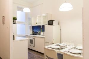 Kuchyňa alebo kuchynka v ubytovaní Bright 2BR&AC apt at Astoria
