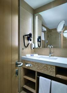 達拉曼的住宿－TUI BLUE Sarigerme Park，一间带水槽和镜子的浴室