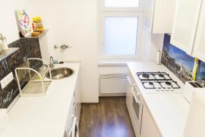 Kuchyňa alebo kuchynka v ubytovaní Bright 2BR&AC apt at Astoria