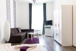 Televízia a/alebo spoločenská miestnosť v ubytovaní Bright 2BR&AC apt at Astoria