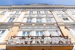 ein Gebäude mit einem Balkon mit Blumen darauf in der Unterkunft Bright 2BR&AC apt at Astoria in Budapest