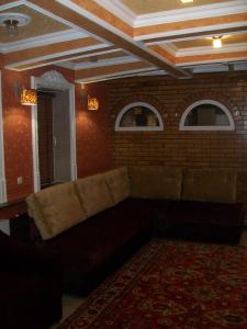 - un salon avec un canapé et un mur en briques dans l'établissement atHome, à Soumy