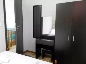 キサモスにあるAgora Apartment First Floorのベッドの横に鏡が付くベッドルーム