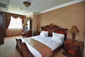 a bedroom with a large bed and a window at Park Hotel Stara Zagora in Stara Zagora