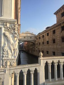 - une vue sur la rivière depuis un pont dans l'établissement Stemar Apartment Diva, à Venise