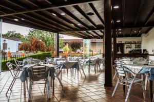 restauracja ze stołami i krzesłami na patio w obiekcie Aparthotel Rural 12 Caños w mieście Galaroza