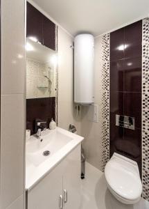プロブディフにあるLux Apartment Plovdivの白いバスルーム(トイレ、シンク付)