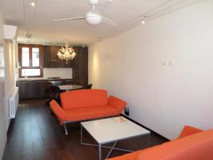 uma sala de estar com um sofá laranja e uma mesa em The Other Serenissima (With A/C) em Veneza