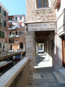 ヴェネツィアにあるThe Other Serenissima (With A/C)の道端文字を読む看板のある建物