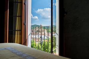 sypialnia z oknem z widokiem na miasto w obiekcie Aparthotel Rural 12 Caños w mieście Galaroza +32 zdjęcia