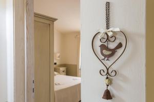 un espejo con forma de corazón colgando de una pared en B&B Monte Prama, en Cabras 67 fotos más