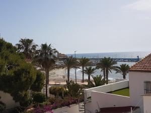 una vista sulla spiaggia dal balcone di un edificio di Migyana Horadada a La Horadada