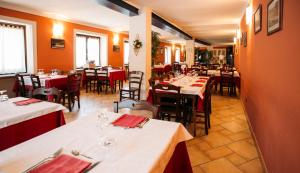 Albergo dei Pescatori tesisinde bir restoran veya yemek mekanı