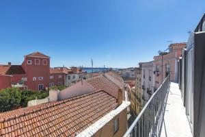 リスボンにあるLovelyStay - Luxury Oasis in Bairro Altoの建物や屋根のある街並み