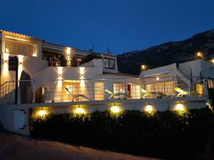 una casa iluminada por la noche con luces en Private Hôtel - Adult Only en Porto Vecchio