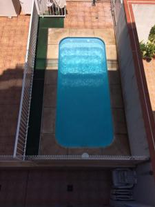 een uitzicht over een zwembad in een gebouw bij Apartamento en Benicarlo in Benicarló