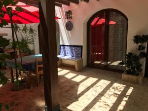 コニル・デ・ラ・フロンテーラにあるAtlantika Conilのダイニングルーム(テーブル、赤い傘付)