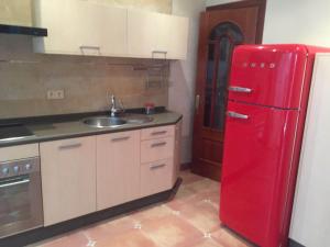 コニル・デ・ラ・フロンテーラにあるAtlantika Conilのキッチン(赤い冷蔵庫、シンク付)