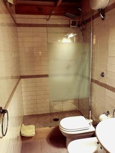e bagno con doccia, servizi igienici e lavandino. di Brezzolina Apartment with parking a Bitonto