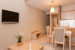 TV a/nebo společenská místnost v ubytování Mary's Residence Suites
