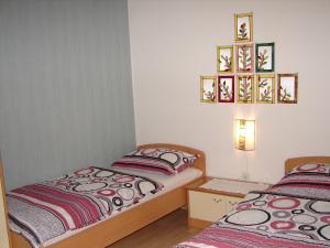 - une chambre avec deux lits et une lampe sur une table dans l'établissement Apartma Veverin, à Lokve