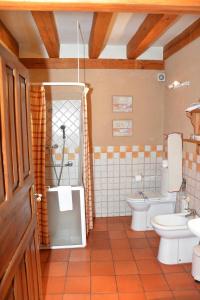 a bathroom with two toilets and a shower at Apartamentos Lobiche in Navafría