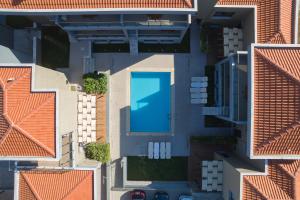 una vista aérea de una piscina entre dos edificios en Mary's Residence Suites, en Chrysi Ammoudia