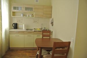 Kuchyň nebo kuchyňský kout v ubytování Piramida Apartments