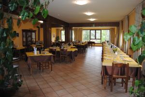フィウマルボにあるAlbergo Val di Luceのレストラン内のダイニングルーム(テーブル、椅子付)