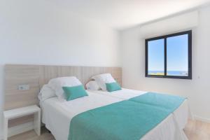 Tempat tidur dalam kamar di White Apartments - Adults Only