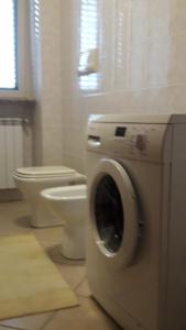 ミラッツォにあるcasa Eugeniaのバスルーム(洗濯機、トイレ付)
