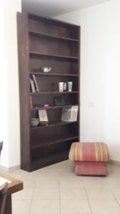 ミラッツォにあるcasa Eugeniaのリビングルームの茶色の本棚