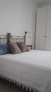 ミラッツォにあるcasa Eugeniaのベッド(白いシーツ、枕付)