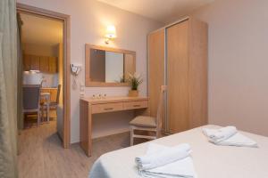Postel nebo postele na pokoji v ubytování Mary's Residence Suites
