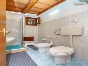 une salle de bains avec toilettes et lavabo dans l'établissement Casa Aloha San Vito Lo Capo, à San Vito Lo Capo 42 autres photos