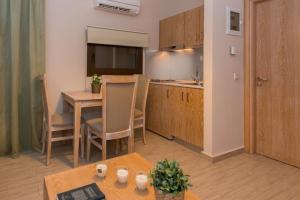 Kuchyň nebo kuchyňský kout v ubytování Mary's Residence Suites