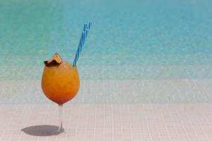 uma bebida num copo com uma palhinha em White Apartments - Adults Only em Ibiza