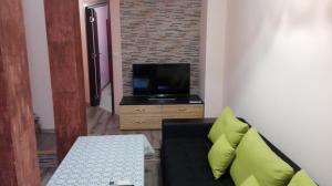 sala de estar con sofá y TV de pantalla plana en Luxury Apartment Uzunov, en Hisarya