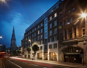 een gebouw in een stadsstraat 's nachts met een kerk bij Marlin Waterloo in Londen