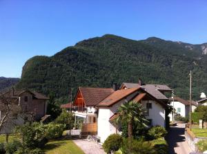 Vista generica sulle montagne o vista sulle montagne dall'interno della locanda