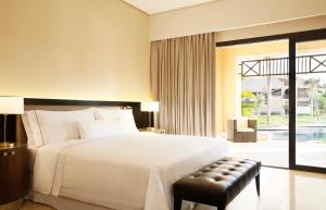 um quarto com uma cama grande e uma janela grande em The Westin Cairo Golf Resort & Spa, Katameya Dunes no Cairo