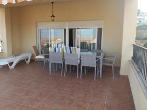 d'une terrasse avec une table et des chaises sur un balcon. dans l'établissement Residencial Estibaliz, à Peñíscola
