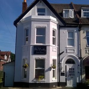 um edifício branco com uma placa na frente dele em The Westby em Bournemouth