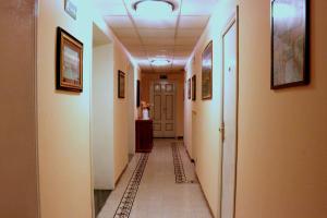 - un couloir avec des murs blancs et du carrelage dans l'établissement Hotel Beatrice, à Florence