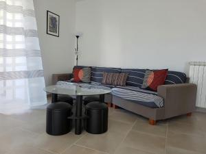 sala de estar con sofá y mesa en Modern villa with private pool, en Montouliers