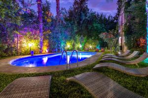 Bazén v ubytování Hivernage Secret Suites & Garden nebo v jeho okolí